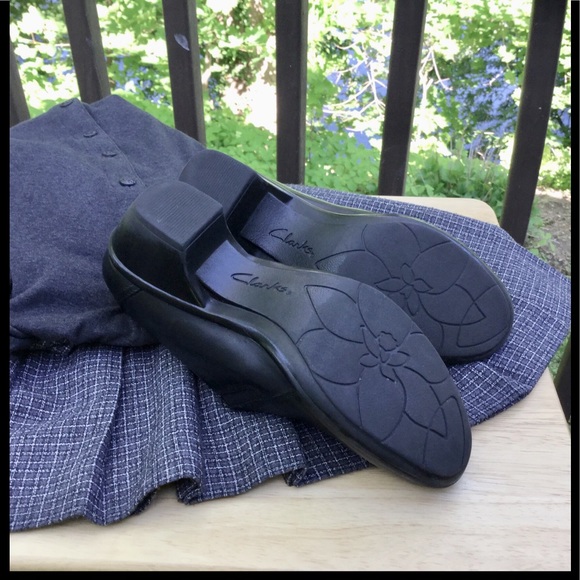 Clarks Shoes Black Slip On Size 7M - Picture 7 of 8